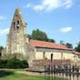 Benquet : Lglise actuelle du quartier de Saint-Christau, difie au XIIIe sicle, remplacerait une glise primitive de l'poque mrovingienne. Elle a t rebtie en 1563 aprs son saccage et le massacre dhabitants en 1562 par une bande arme huguenote de Montgomery. Elle est ddie  saint Christophe et constitue le berceau du village de Benquet. L'glise possde un clocher-mur typique des Landes, et le son de la petite cloche a la rputation d'carter l'orage et la grle. 